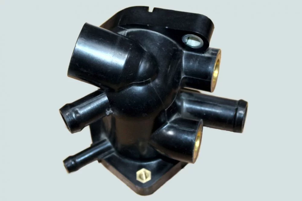 фото корпус термостата евро 3  (есть доп. выход ,нижняя часть) (isf2.8) 5264757 5293669 